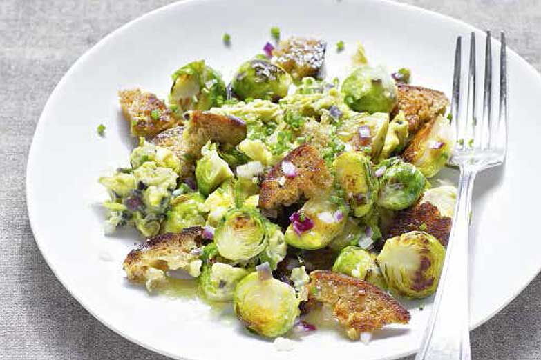 Foto von Rosenkohl-Gröstl mit Brotfetzen