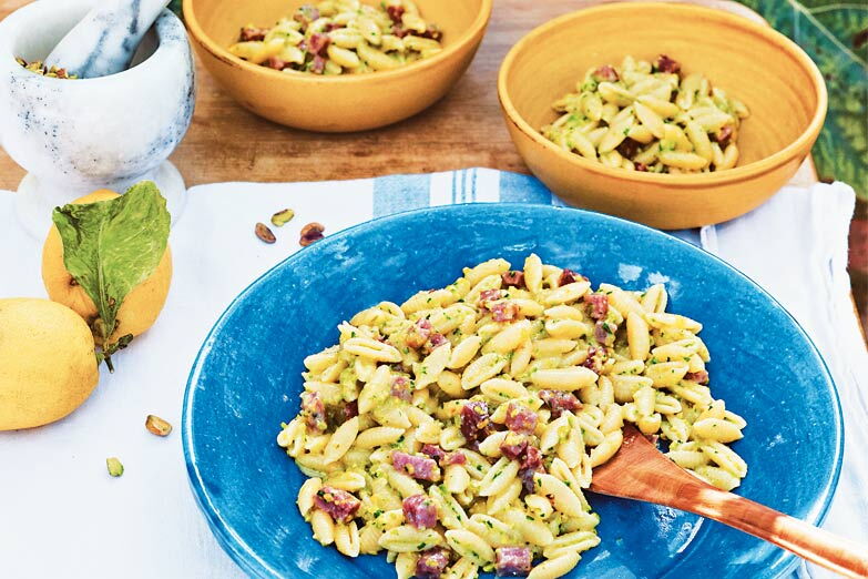 Foto von Gnocchetti Sardi mit Salami und Pistazien-Zitronen-Pesto