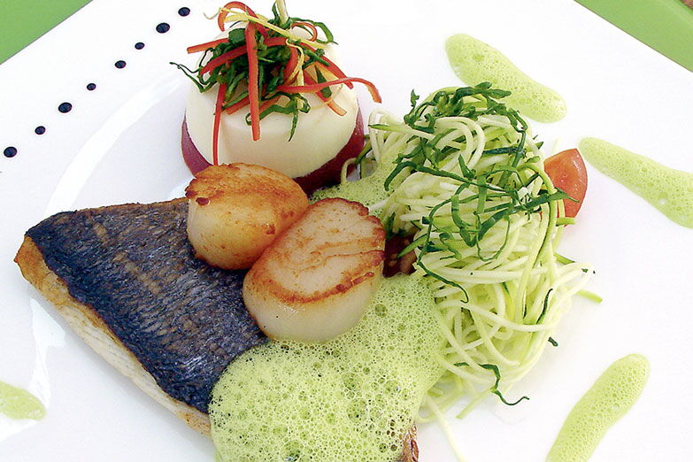 Foto von Wolfsbarschfilet mit Jacobsmuscheln