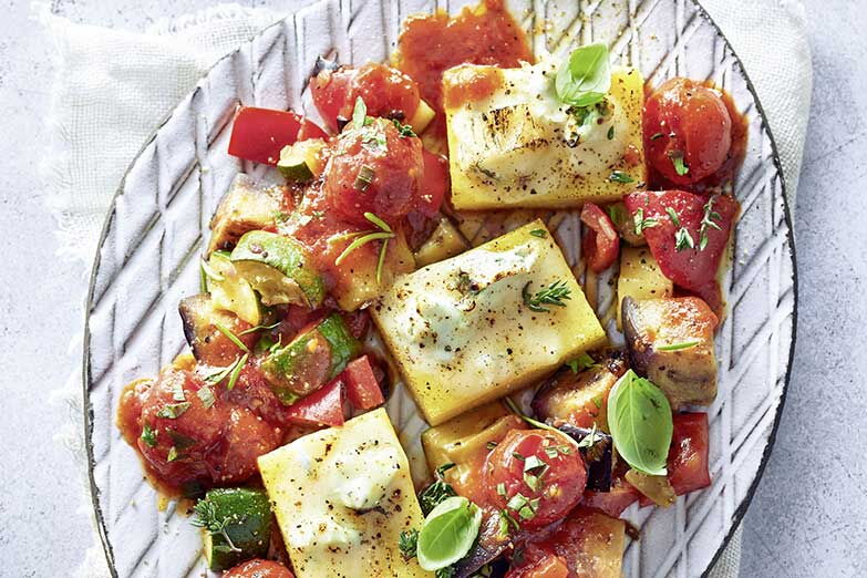 Foto von Polenta mit Gorgonzola und Ratatouille