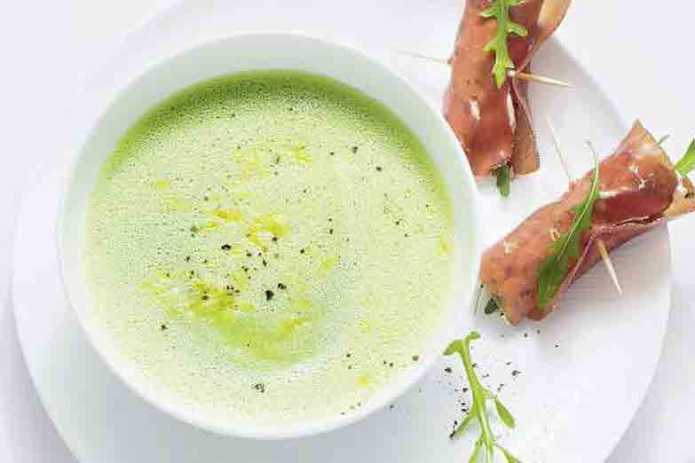 Foto von Erbsen-Suppe mit Bündnerfleisch-Röllchen
