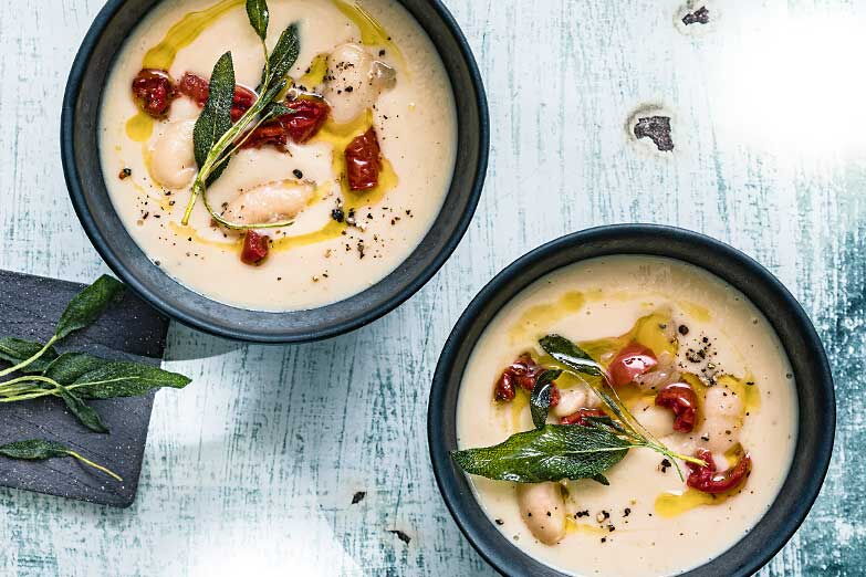Foto von Toskanische Bohnencremesuppe mit frittiertem Salbei